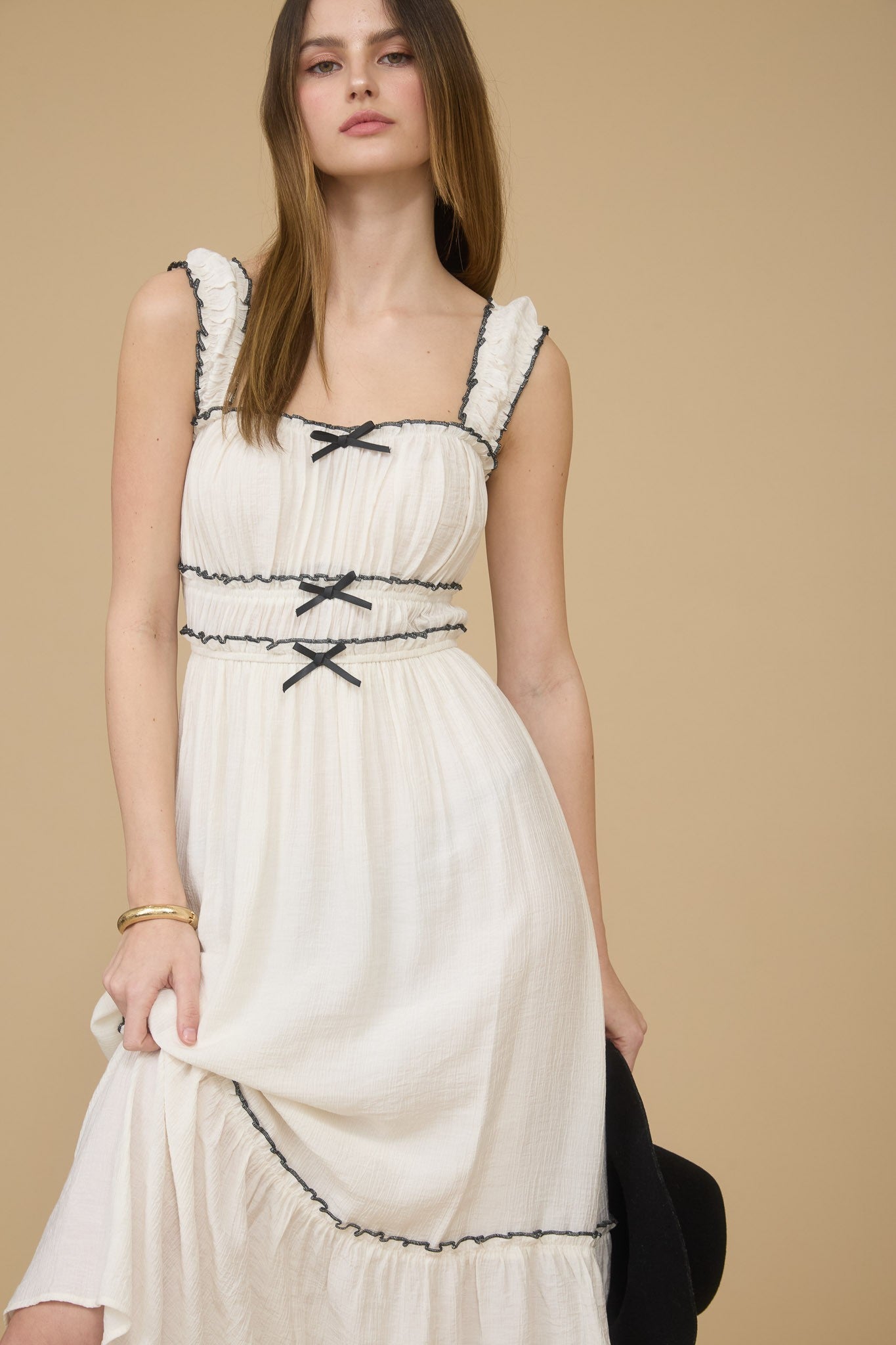 CONTRAST BOW DETAIL SHIRRED SLEEVELESS MIDI DRESS